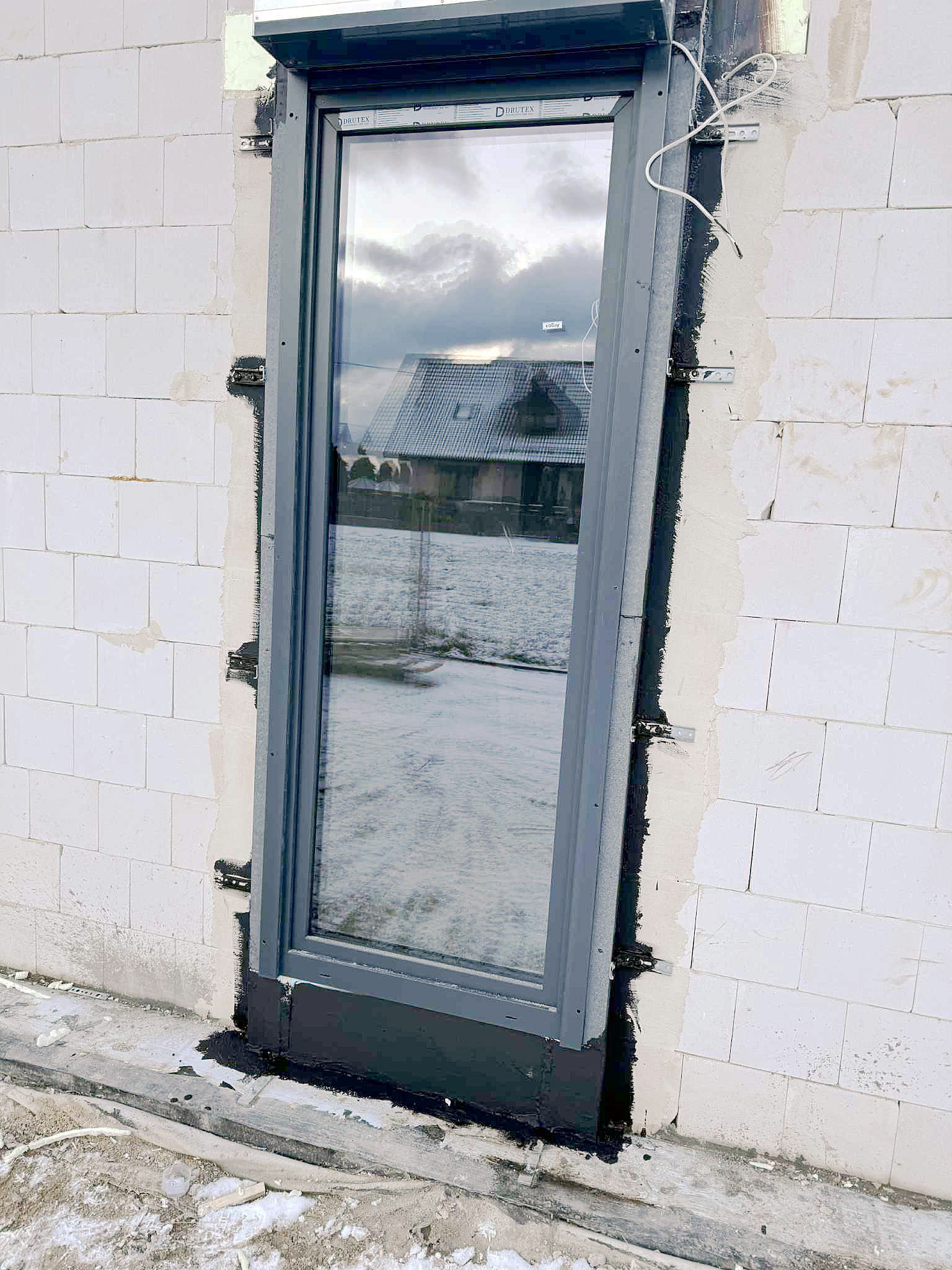 montaż okien w warstwie ocieplenia